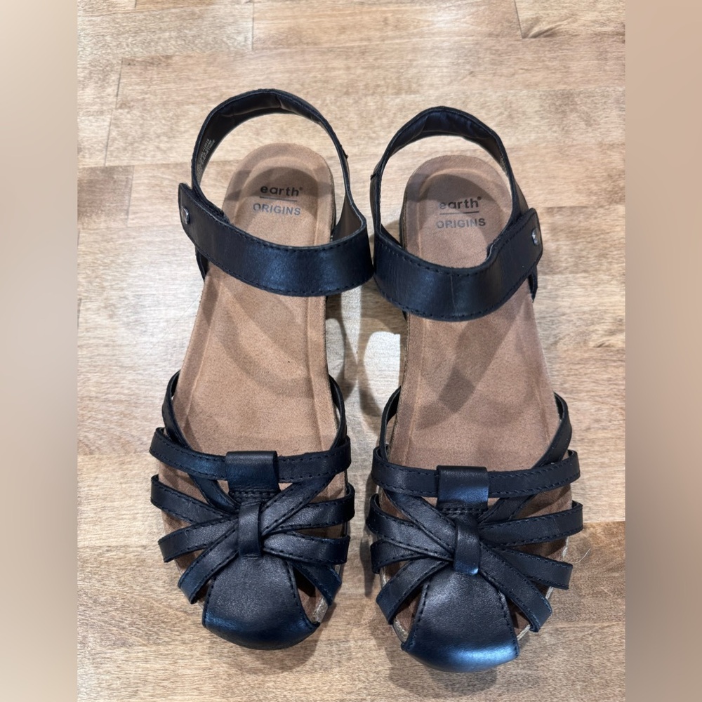 Earth Origins women’s Black leather sandals. Size 8.